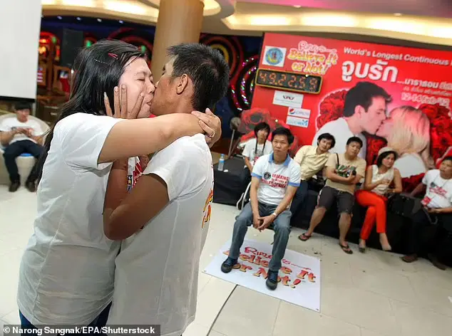 couple-kiss